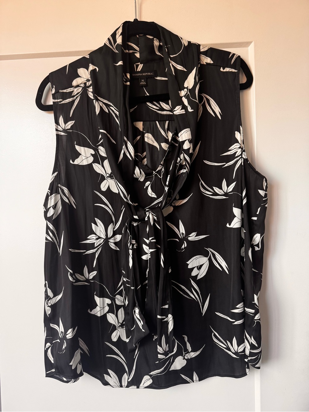 Banana Republic Black & White Floral Tie-Neck Sleeveless Blouse